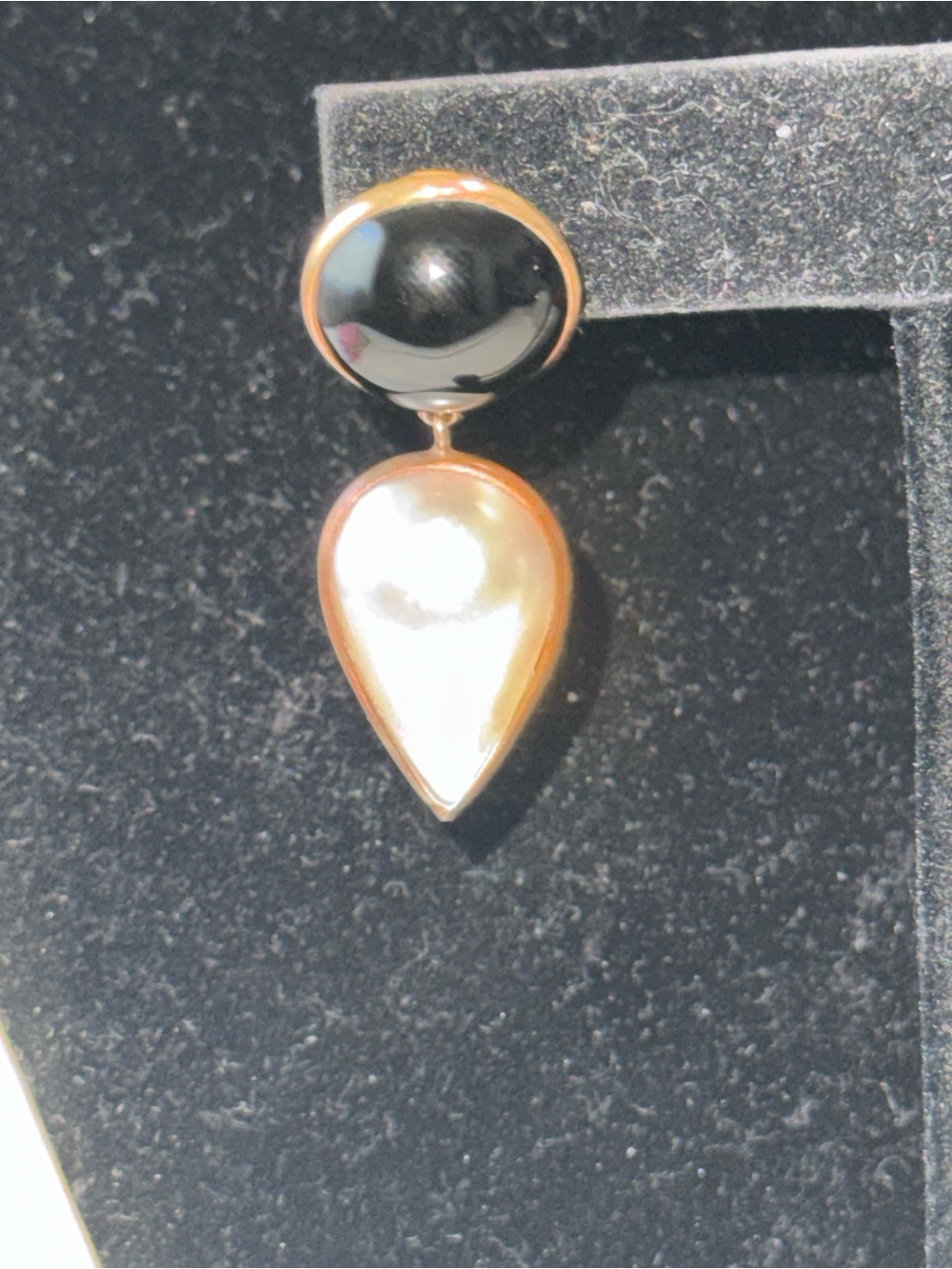 Vintage black on & mother of Pearl teardrop drop earrings 1.5” gold tone. - Picture 5 of 5